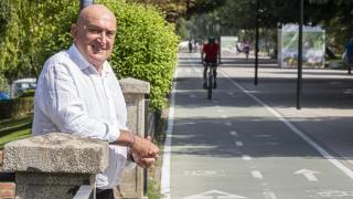 Jesús Julio Carnero, en el nuevo carril bici de Isabel la Católica, que discurre paralelo al cauce del río Pisuerga
