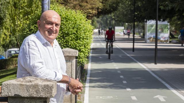 Jesús Julio Carnero, en el nuevo carril bici de Isabel la Católica, que discurre paralelo al cauce del río Pisuerga