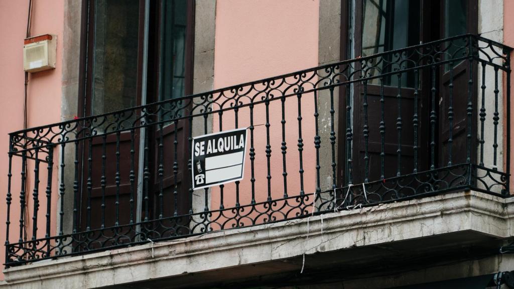 Los jóvenes se ven obligados a compartir piso.