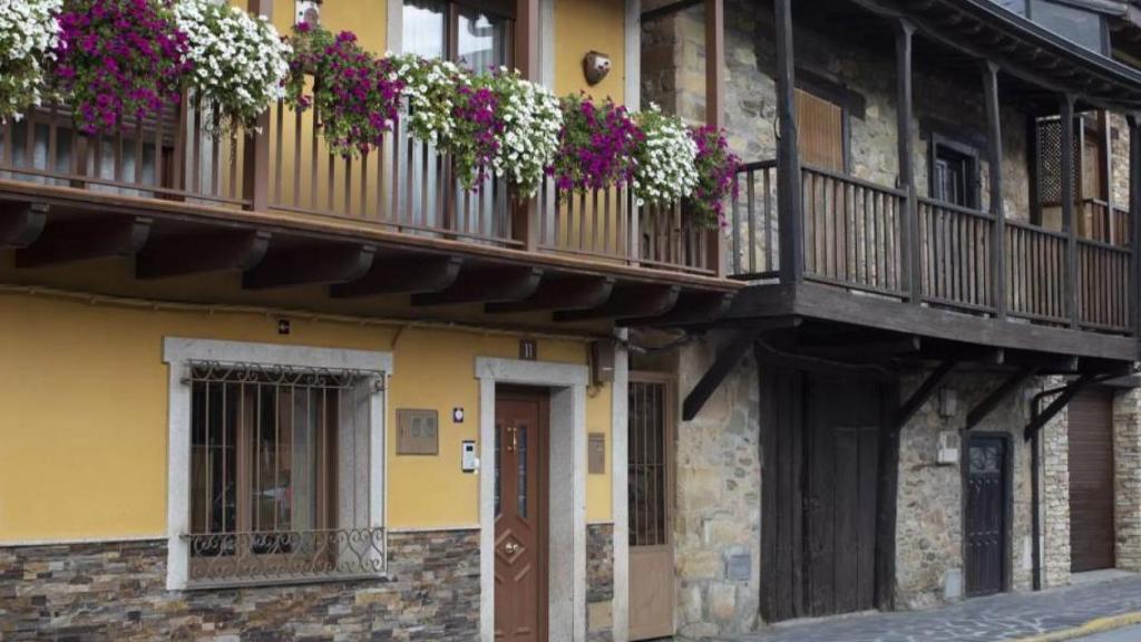 Imagen de una de las principales calles de Cacabelos (León)