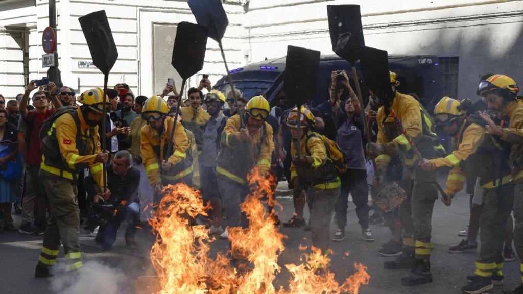 Los bomberos forestales de Madrid se concentran frente al Ministerio de Hacienda.