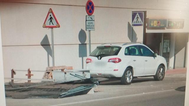 Una imagen de un vehículo depositado que estaba estacionado en una zona indebida.