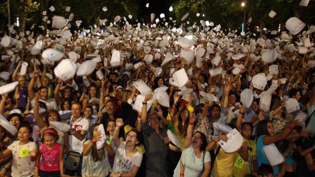 Valladolid alcanza el récord Guiness de lanzamiento de gorros de cocina en una pasada edición de sus fiestas