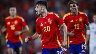 Pedri, durante un partido con la selección española.
