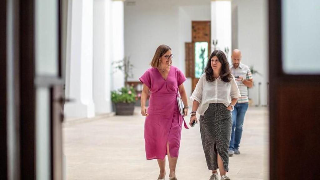 Esther Padilla junto a la directora general de Comunicación, Sara Burgos.