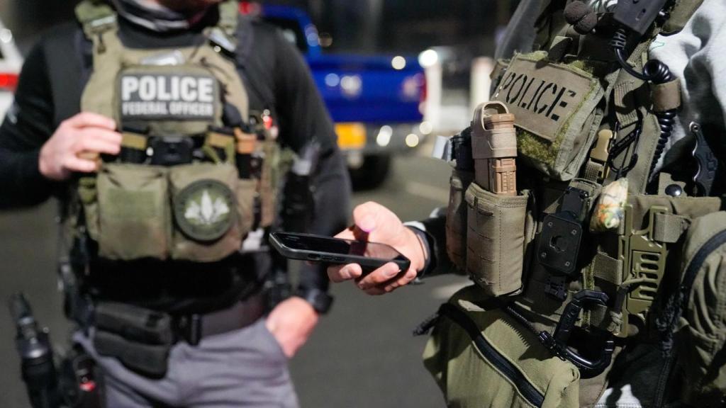Agentes del ICE en un operativo en Washington D.C.
