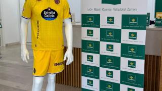 La tercera equipación del Real Valladolid y el logo de Caja Rural de Zamora