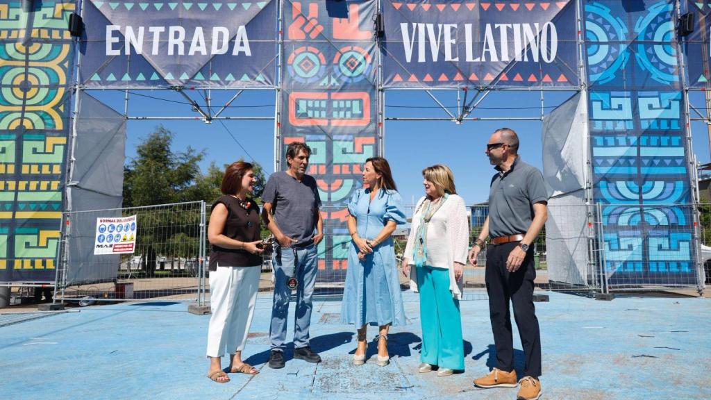 La alcaldesa Natalia Chueca, la consejera de Presidencia, Interior y Cultura, Tomasa Hernández, y los impulsores de este proyecto, Jordi Puig, creador y director de Vive Latino, y Nacho Royo.