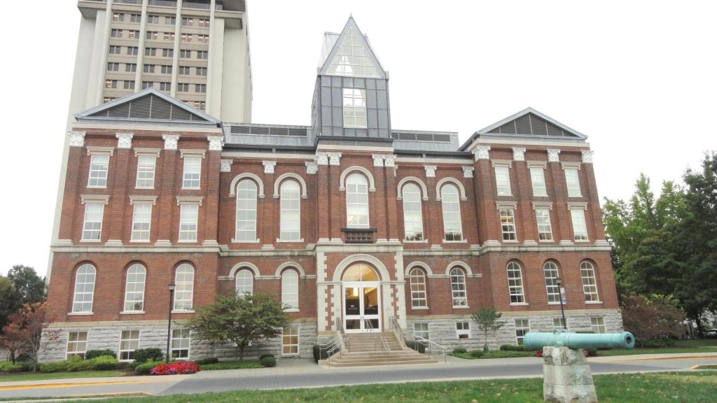 La estudiante de la Universidad de Kentucky es acusada de esconder a su bebé muerto en un armario