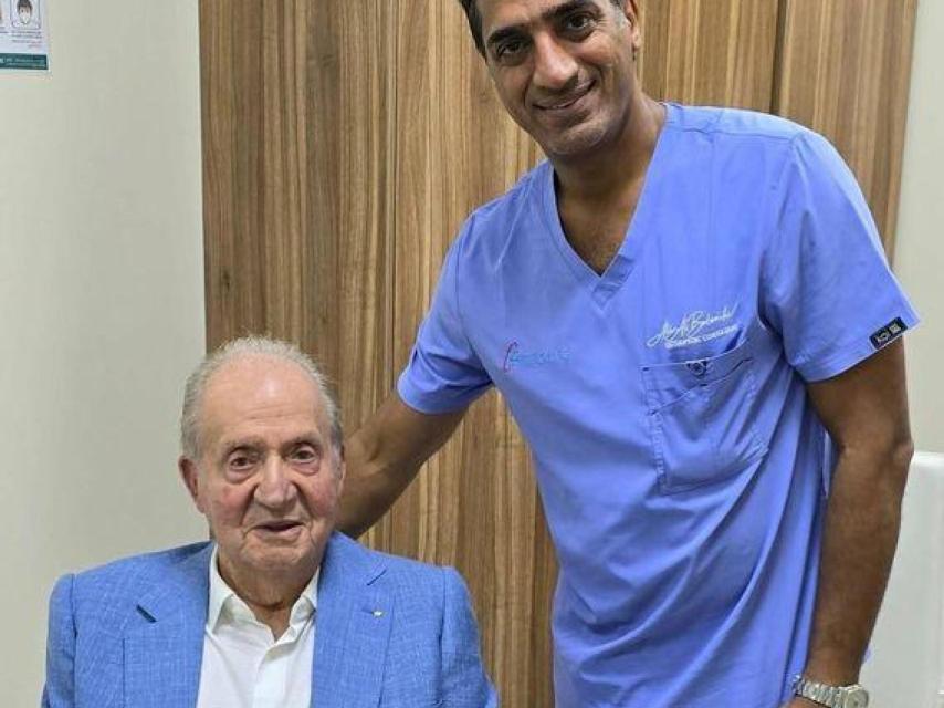 El rey Juan Carlos en Abu Dabi, con el médico Ali Albelooshi en una prestigiosa clínica especializada en cirugía ortopédica.