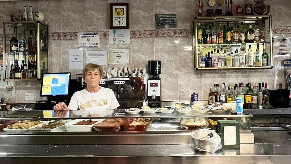Esperanza en su Bar Hermanos Cerro de Íscar