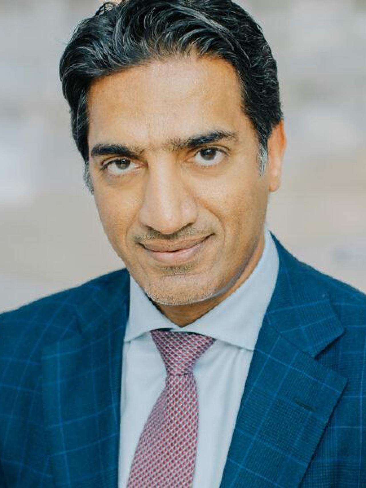 El doctor Ali Albelooshi es uno de los médicos especializados en cirugía ortopédica más prestigiosos de Abu Dabi.