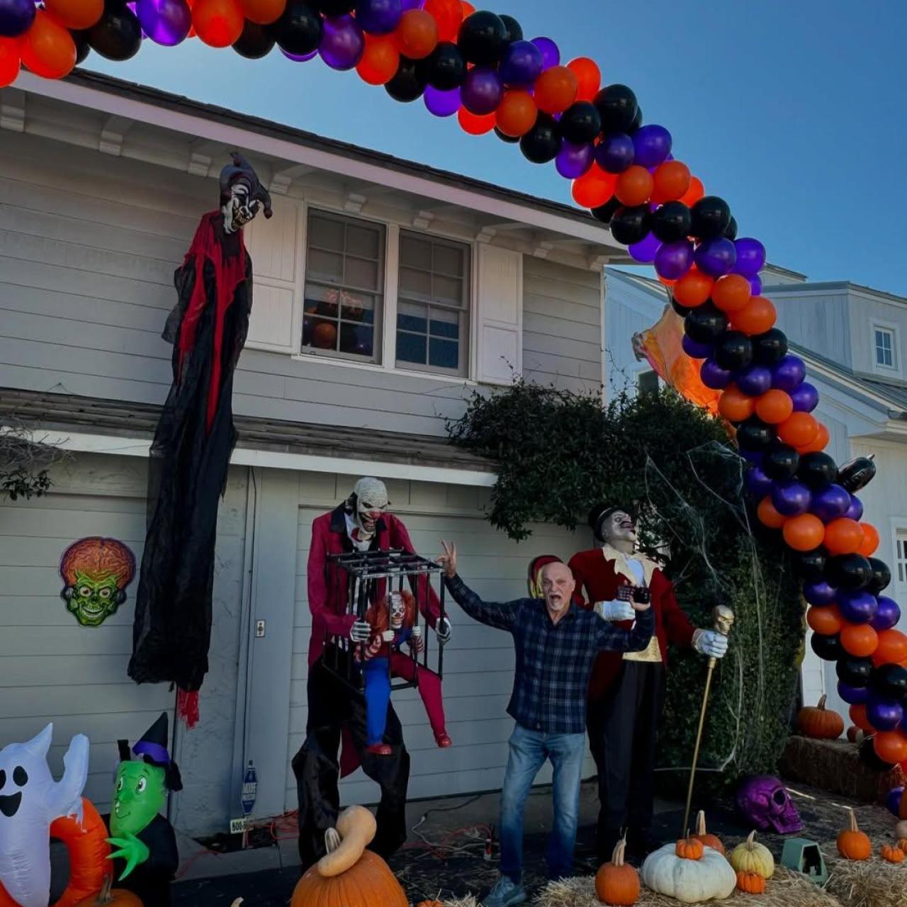 La pareja maneja una tienda de globos y decoración de fiestas en el área de Studio City.