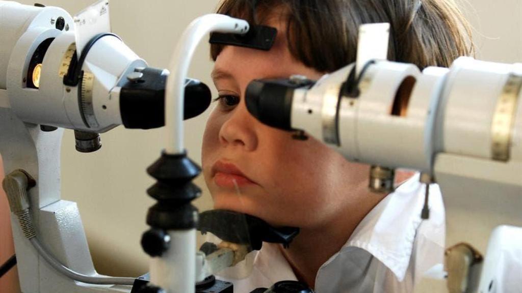 Un menor haciéndose una revisión en el oftalmólogo. Imagen de archivo.