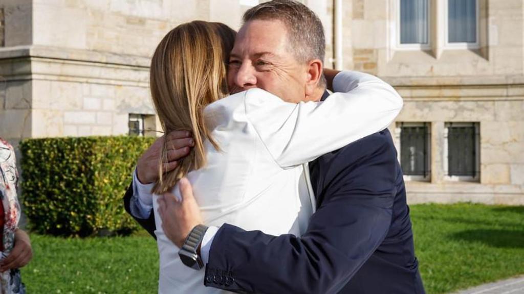 Page saluda de manera efusiva a la presidente de Cantabria, María José Sáenz de Buruaga, a su llegada al Palacio de la Magdalena.