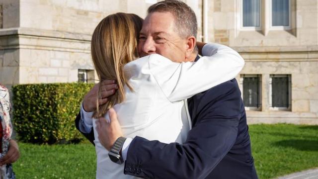 Page saluda de manera efusiva a la presidente de Cantabria, María José Sáenz de Buruaga, a su llegada al Palacio de la Magdalena.