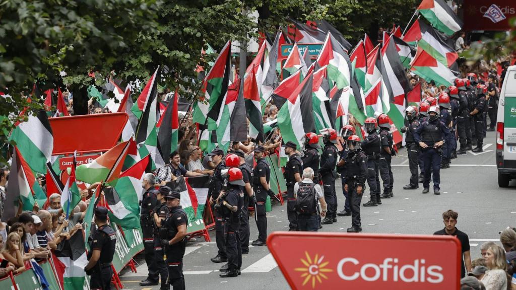 Multitud de banderas palestinas entre el público de la 11ª etapa de La Vuelta.