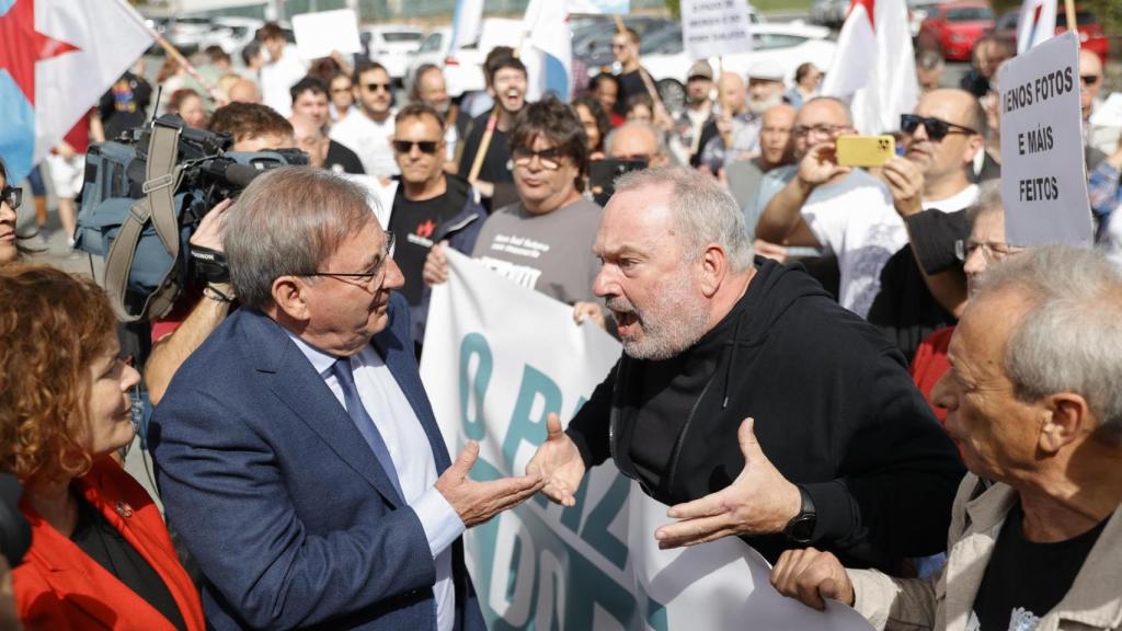 El secretario de Estado de Memoria Democrática, Fernando Martínez (i), ante la concentración de protesta encabezada por el presidente de la Comisión pola Recuperación da Memoria Histórica da Coruña, Carlos Babío (d), este martes. Foto: EFE/Cabalar