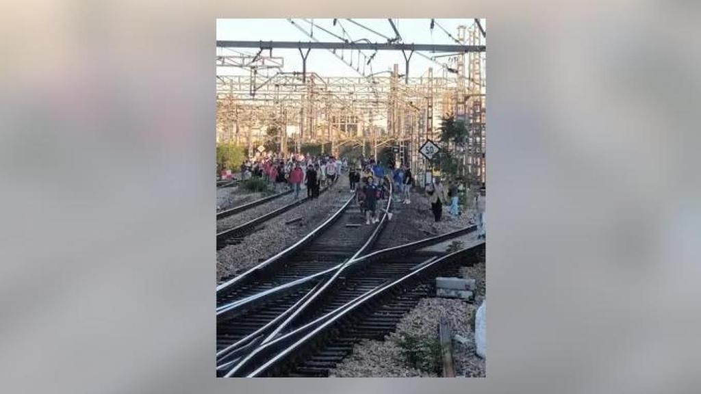 Una avería en Cercanías obliga a pasajeros a ocupar las vías a la entrada de Atocha: afectadas las C-2, C-7, C-8 y C-10