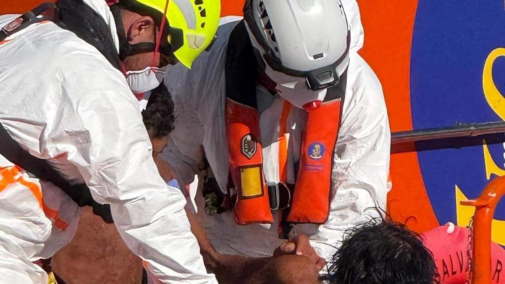 Los servicios de Cruz Roja y Policía Nacional atienden a los varias personas rescatadas de una patera.