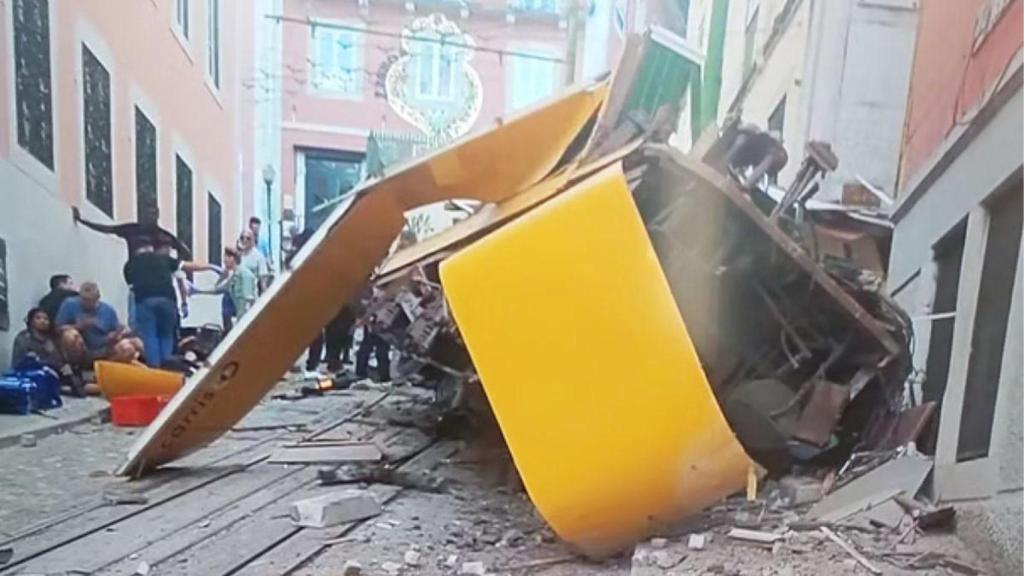 El funicular Gloria de Lisboa, prácticamente destruido.