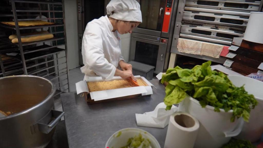Una de las chefs de la pastelería haciendo un turrón.