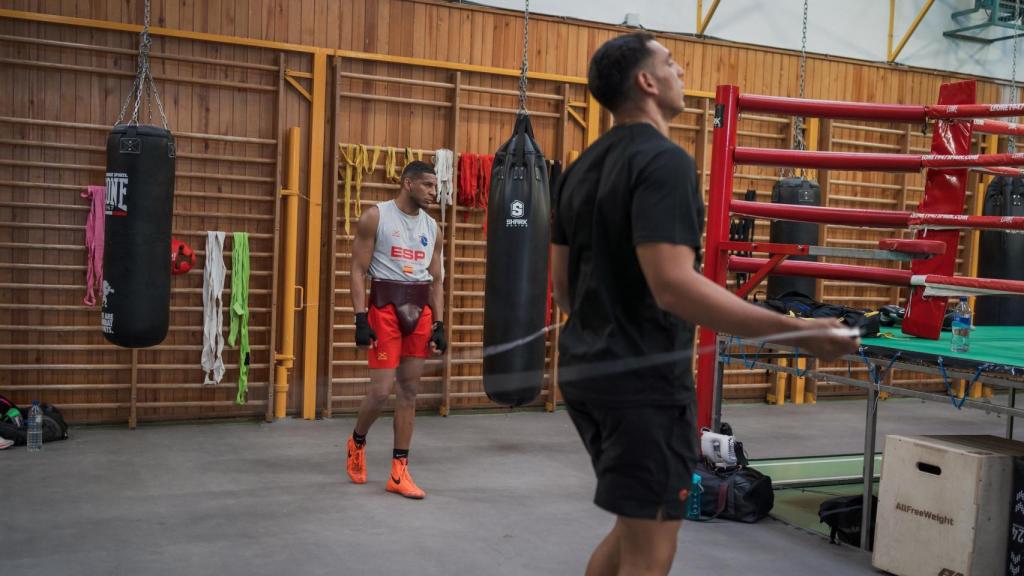 Mientras Enmanuel Reyes Pla se prepara para un sparring, Ayoub salta a la comba