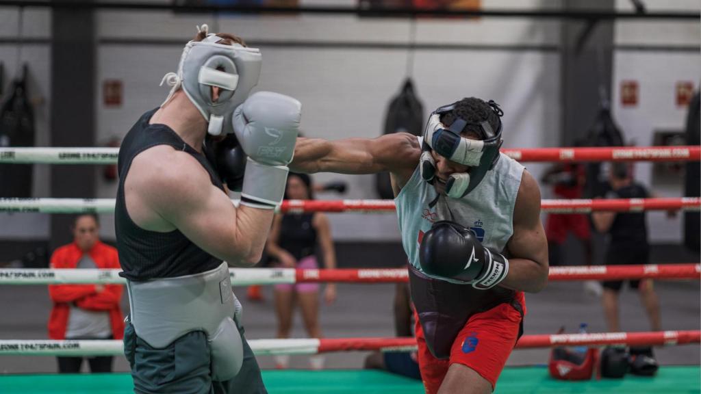 Enmanuel Reyes Pla, a la derecha, en un sparring contra un rival de otro país