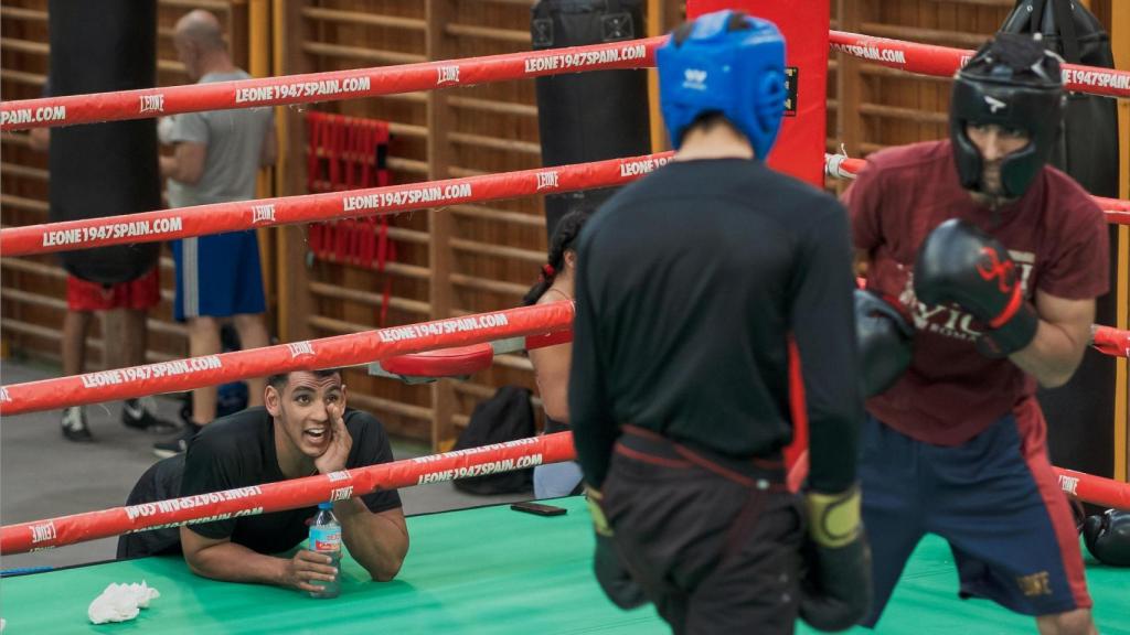 Ayoub da indicaciones a un compañero, Enrique Kakulov, durante un sparring