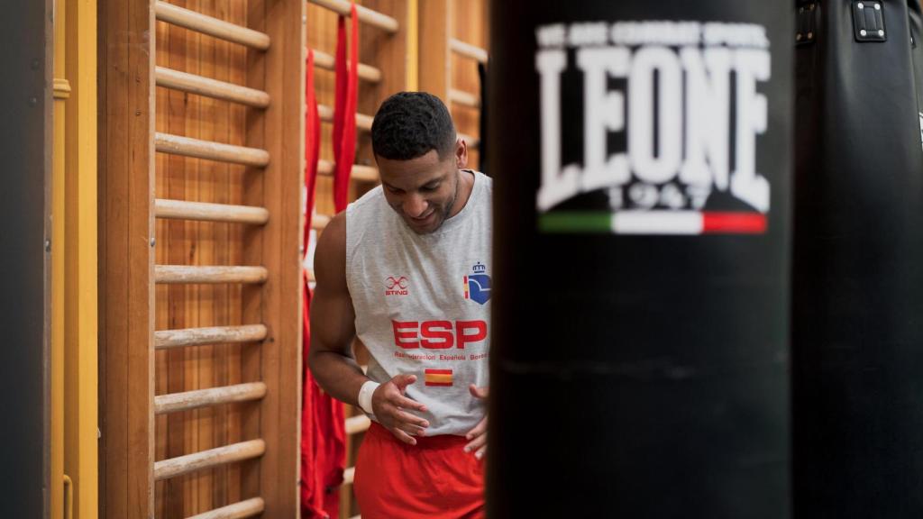 Enmanuel Reyes Pla se divierte mientras hace un calentamiento