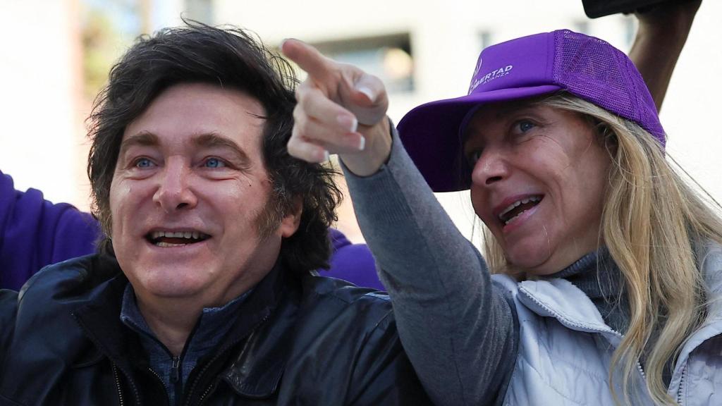 Javier Milei y su hermana Karina en un acto de La Libertad Avanza en Buenos Aires.