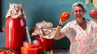 Pepa Muñoz, cocinera, y sus tomates.