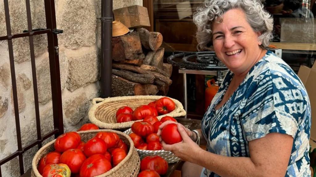 Pepa Muñoz rodeada de tomates.