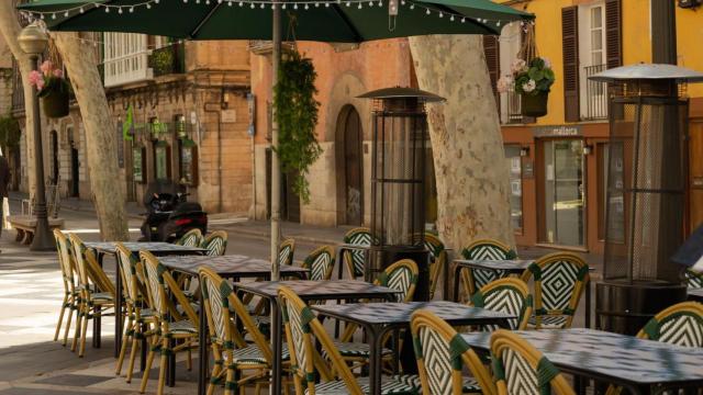 Una terraza de un restaurante en el casco histórico de Palma de Mallorca.