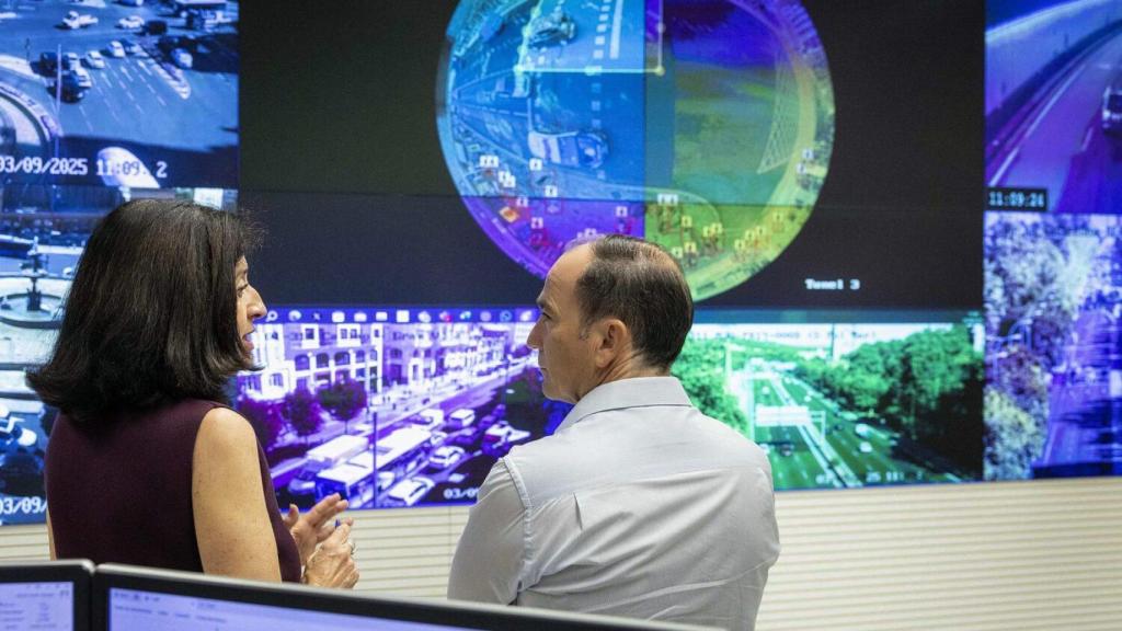 El delegado de Urbanismo, Medio Ambiente y Movilidad del Ayuntamiento de Madrid, Borja Carabante, con la directora general de Gestión y Vigilancia de la Circulación, Marta Alonso, supervisando el funcionamiento de estas cámaras con IA.