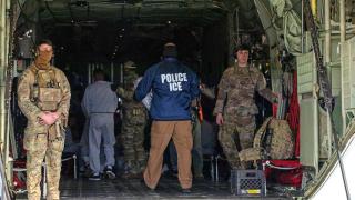 Migrantes siendo deportados en un avión militar.
