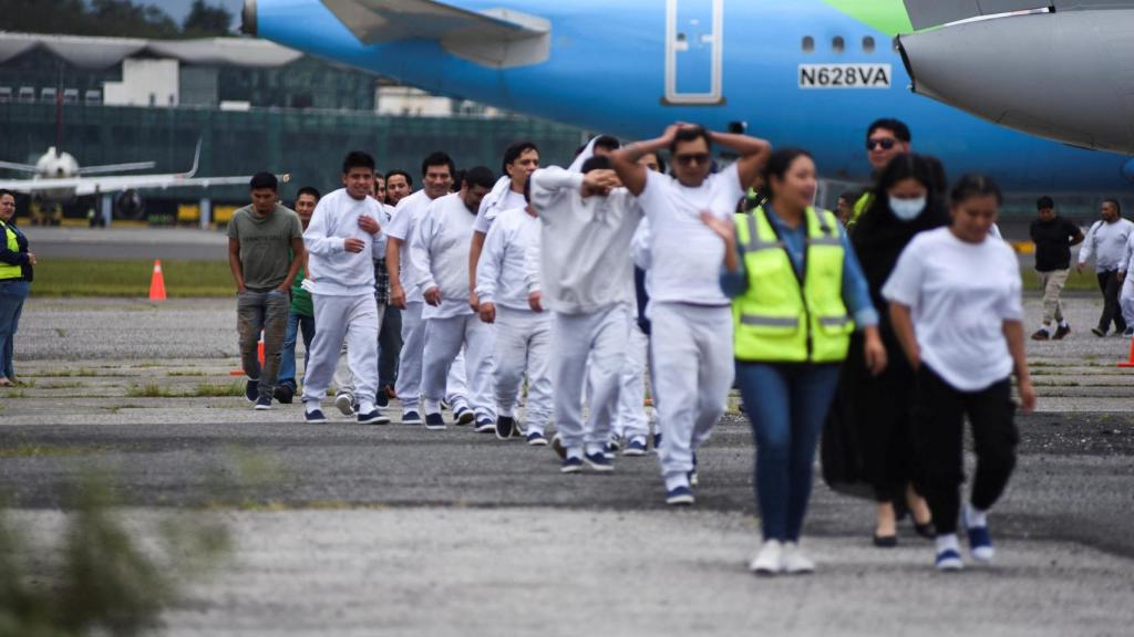 Migrantes guatemaltecos llegan a Guatemala en un vuelo de deportación desde EEUU, el 2 de septiembre de 2025.