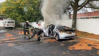 Bomberos apagando un coche eléctrico incendiado con el Poseidon Nozzle