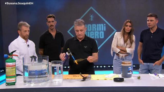 César Sallén mostrando su invento Ecofire en 'El Hormiguero'