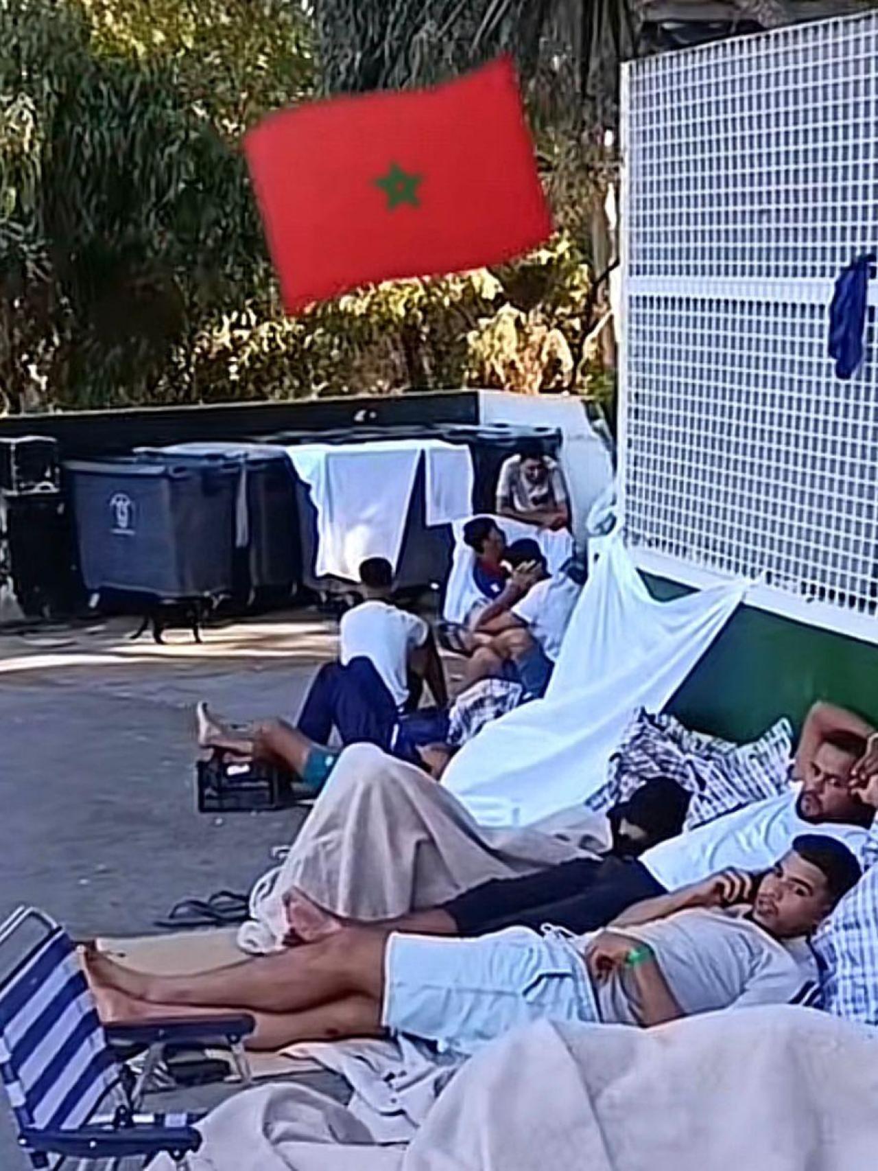 Los inmigrantes permanecen día y noche en las afueras del centro.