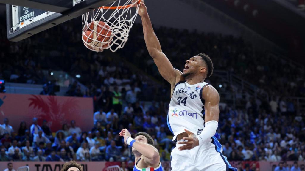 Antetokounmpo realiza un mate en el Grecia-Italia de la fase de grupos.