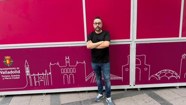 José Antonio Pérez, de Five Napoli, posa delante de su caseta de la Feria de Día