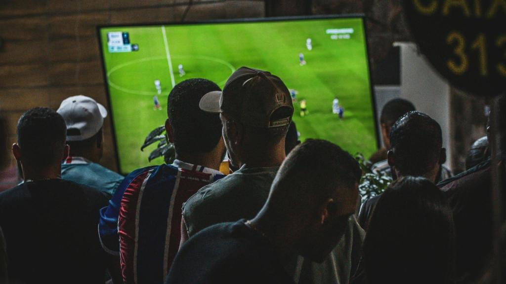 Varias personas viendo el fútbol