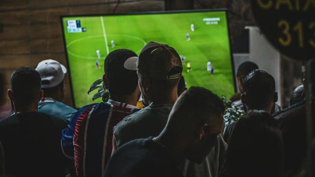 Varias personas viendo el fútbol