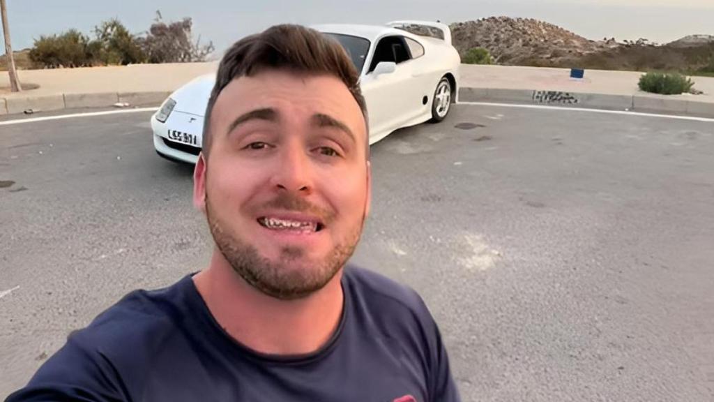 Imagen del revisor desde las redes.