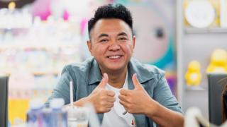 El empresario chino Jin Ye, durante su visita a AliExpress en China, este verano.