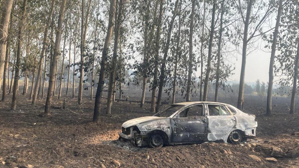 Coche incendiado durante un fuego en León