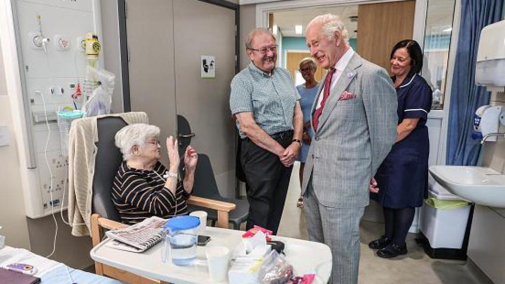 Carlos III de Inglaterra en su visita al hospital Universitario Metropolitano de Midland.