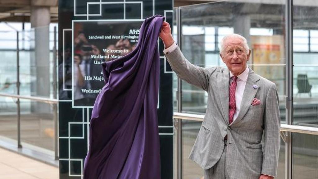 El rey Carlos III en la inauguración del hospital Universitario Metropolitano de Midland.