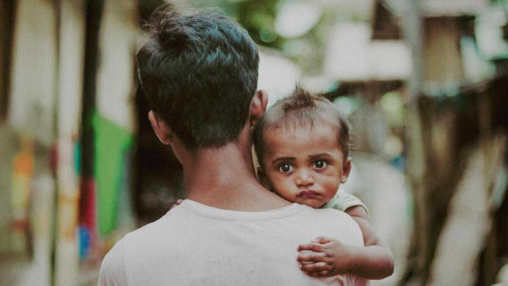 Un adolescente lleva a su hermano menor a través del campamento de Ukhiya en Cox's Bazar.